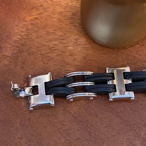 Men’s stainless steel and black bracelet. Very handsome! - Picture 7 of 7